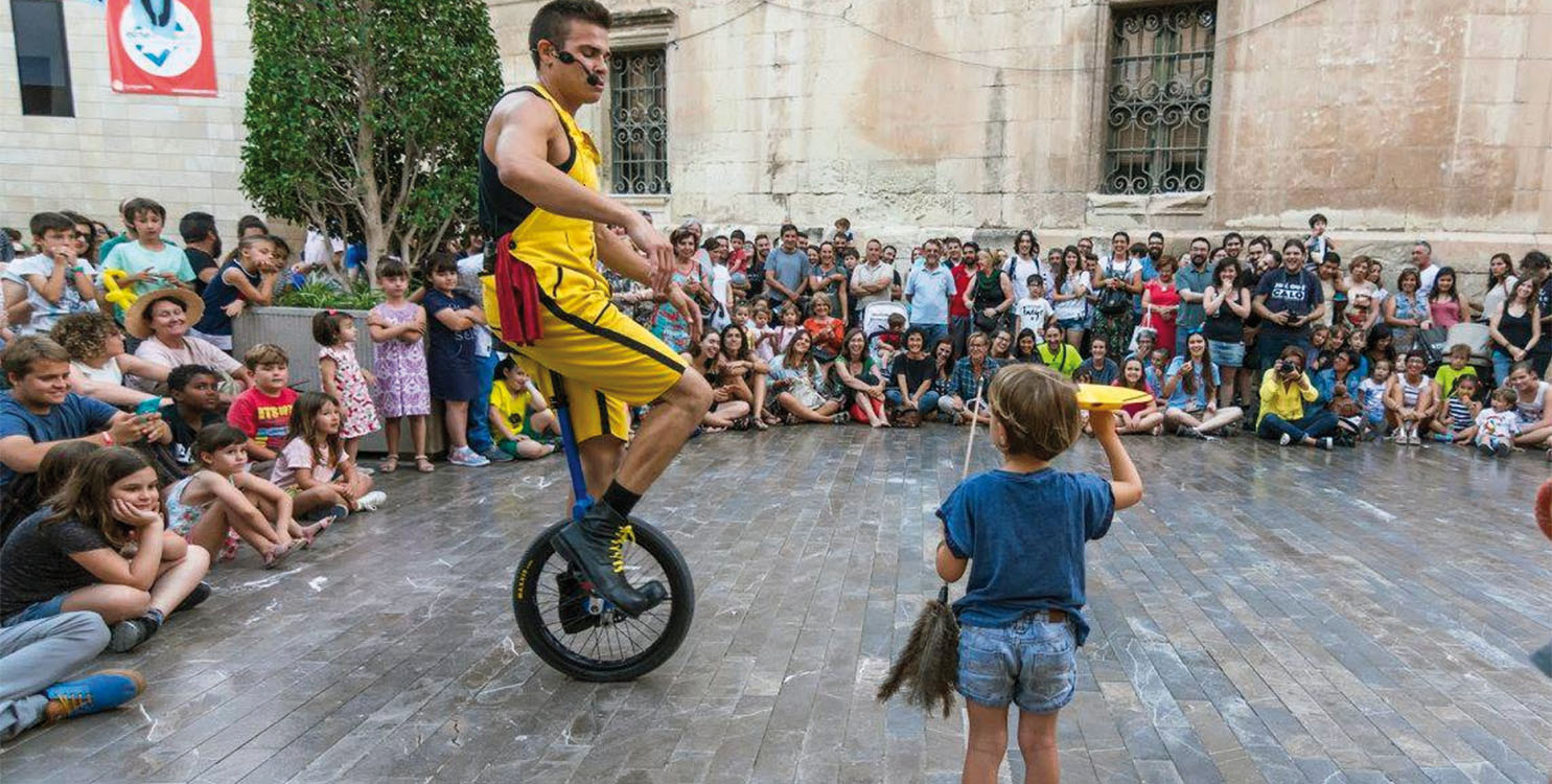 Nueva edición de "Elx Al Carrer". Teatro y arte en la calle