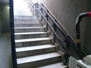 Escaleras que dan acceso al parking