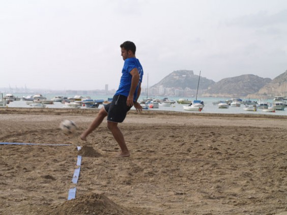Carlos, sacando