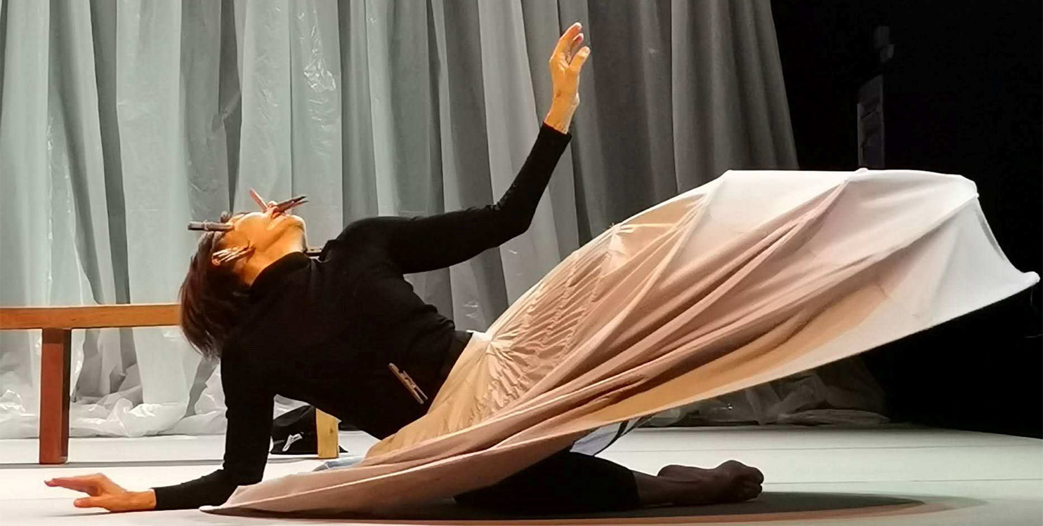 "Adolesc&egrave;ncia infinita" y "Zambra de la buena salvaje" en el Teatre Arniches de Alicante