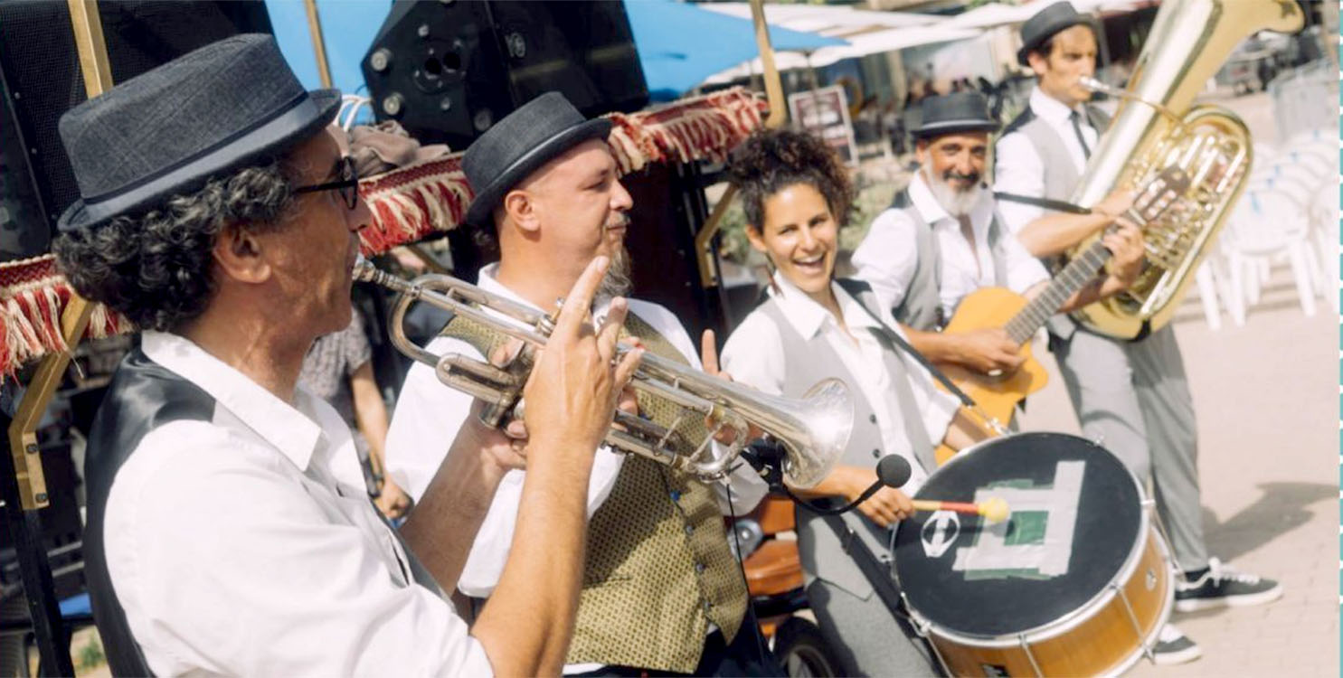 Circo en las calles de Alcoi con "Sublunar" de BotProject y "Orquestrina Vulpini" de Circ Bover