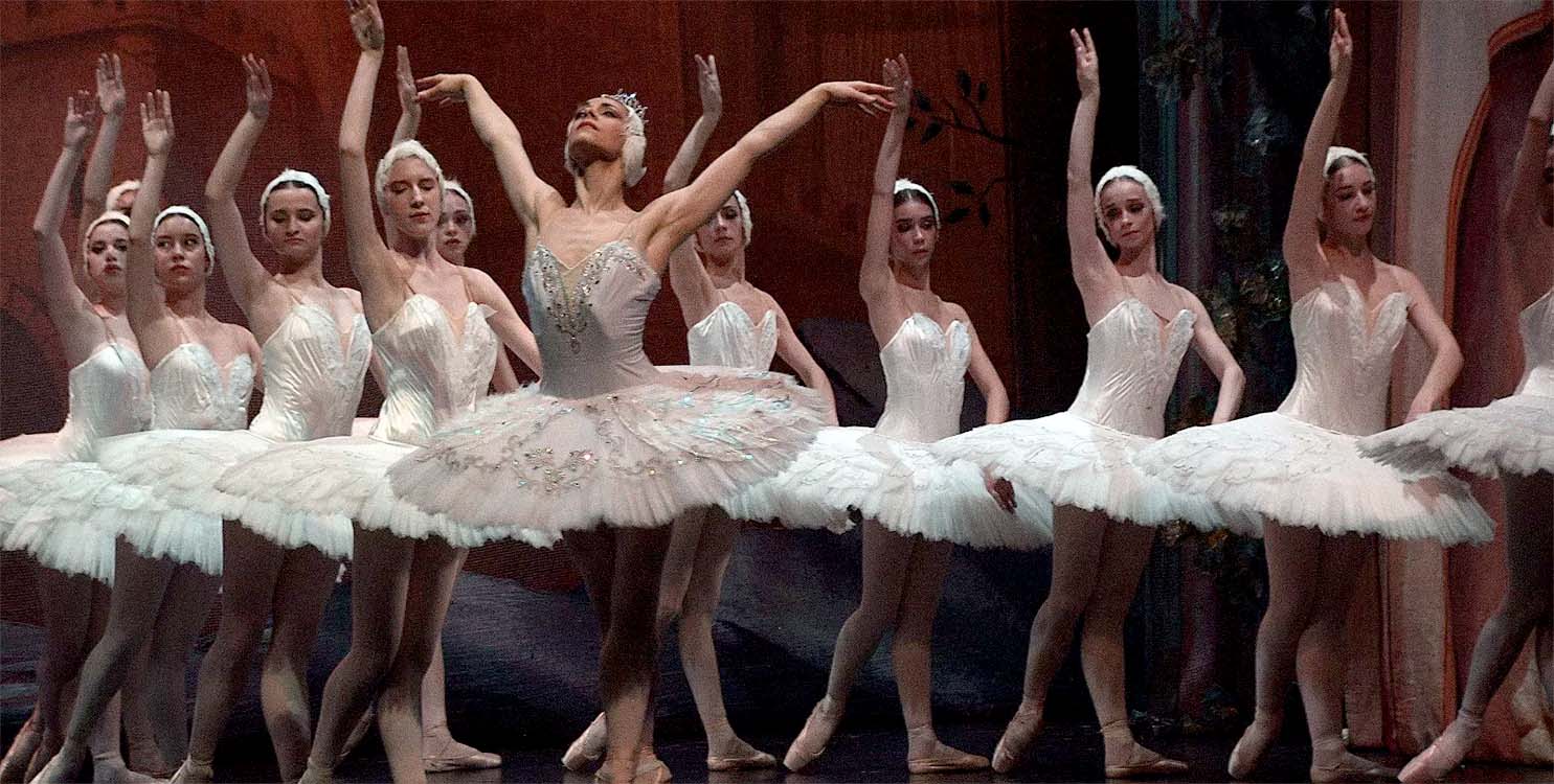 "El lago de los cisnes" de la International Ballet Company, llega al Teatro Chap&iacute; de Villena 