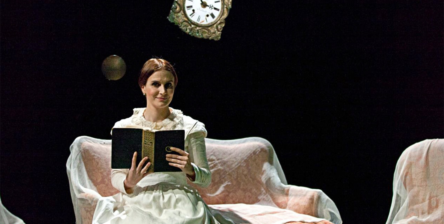 "Emily Dickinson, la dama de blanco" inaugura la temporada en el Arniches