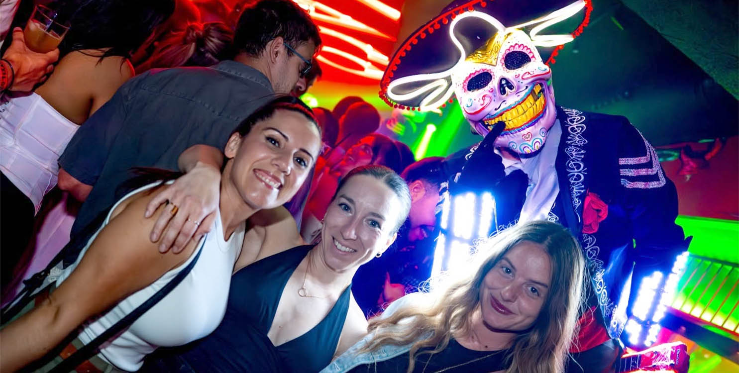 Fiestas tem&aacute;ticas, cada d&iacute;a del verano, en Pub Texaco Playa San Juan