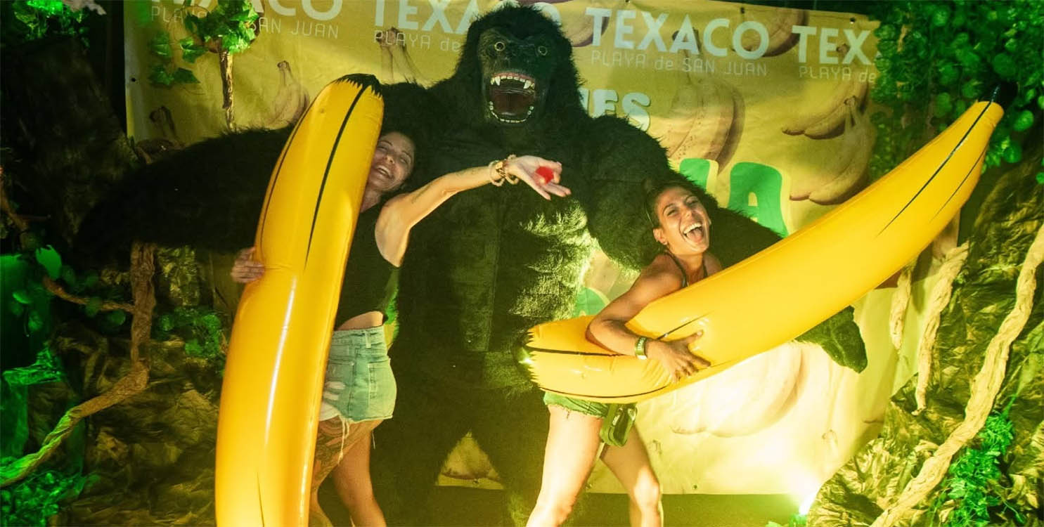 Fiestas tem&aacute;ticas, cada d&iacute;a del verano, en Pub Texaco Playa San Juan