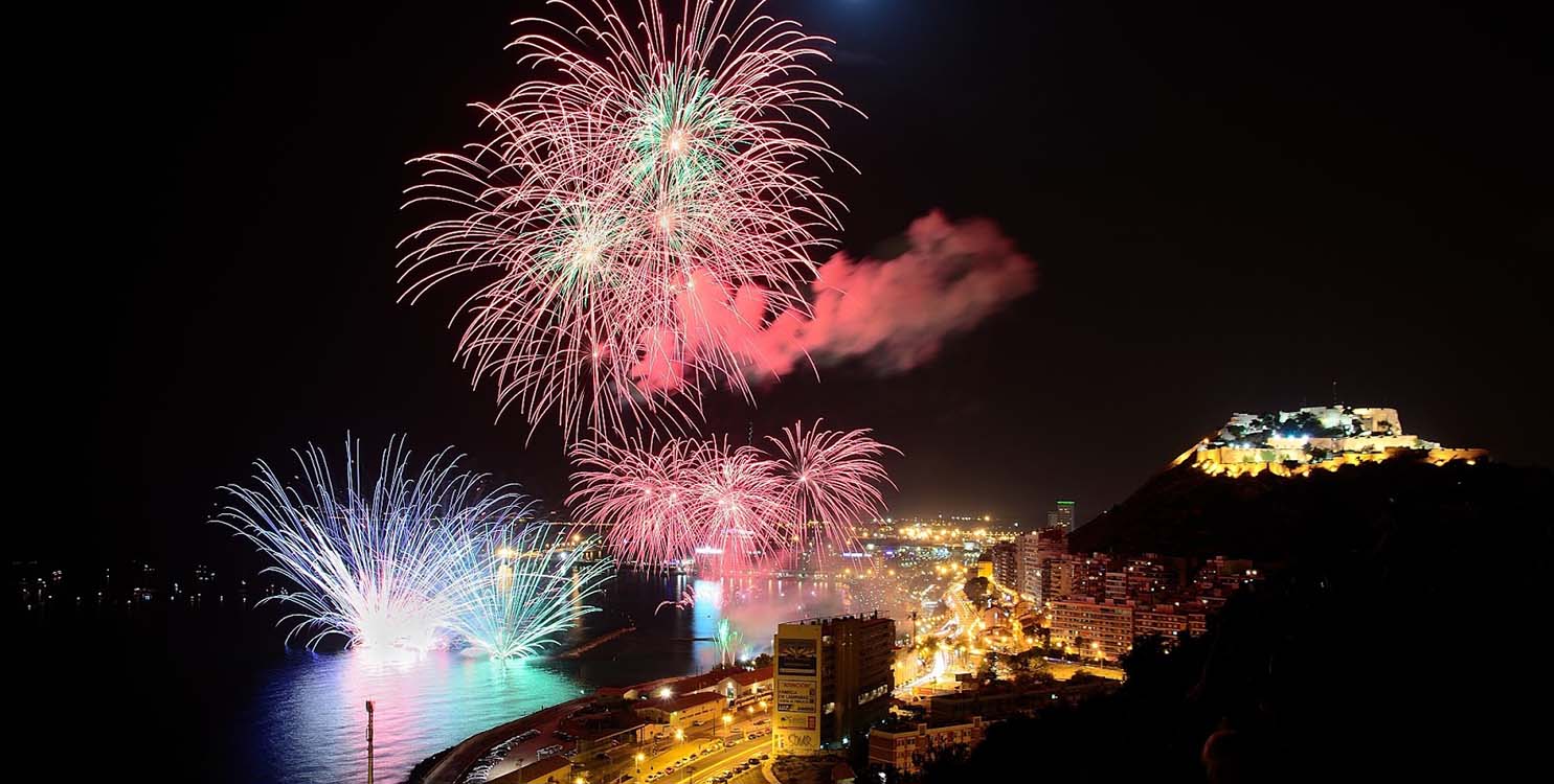 LXXIX Concurso Castillos de Fuegos Artificiales. Playa del Cocó. A las 0:00h