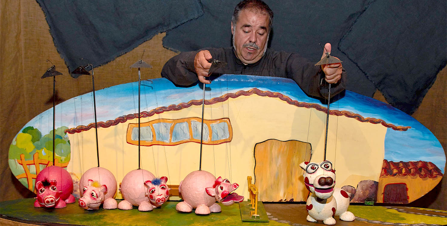 Nadal de Titelles en la Sala La Carreta de Elche, con "Los tres cerditos"