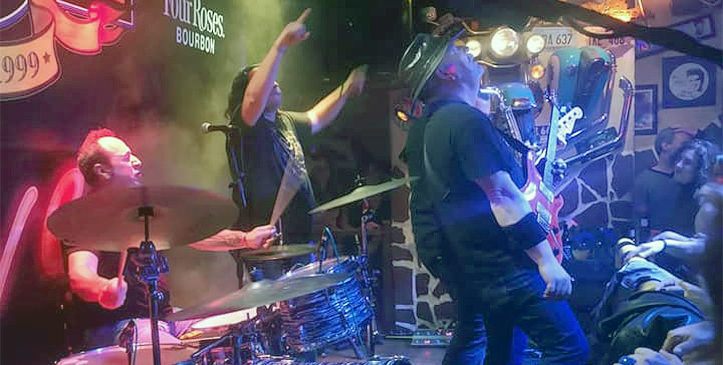 Tardeo y conciertos de Los Tripulantes y BlackNight, este finde, en Rock Bar Frontera