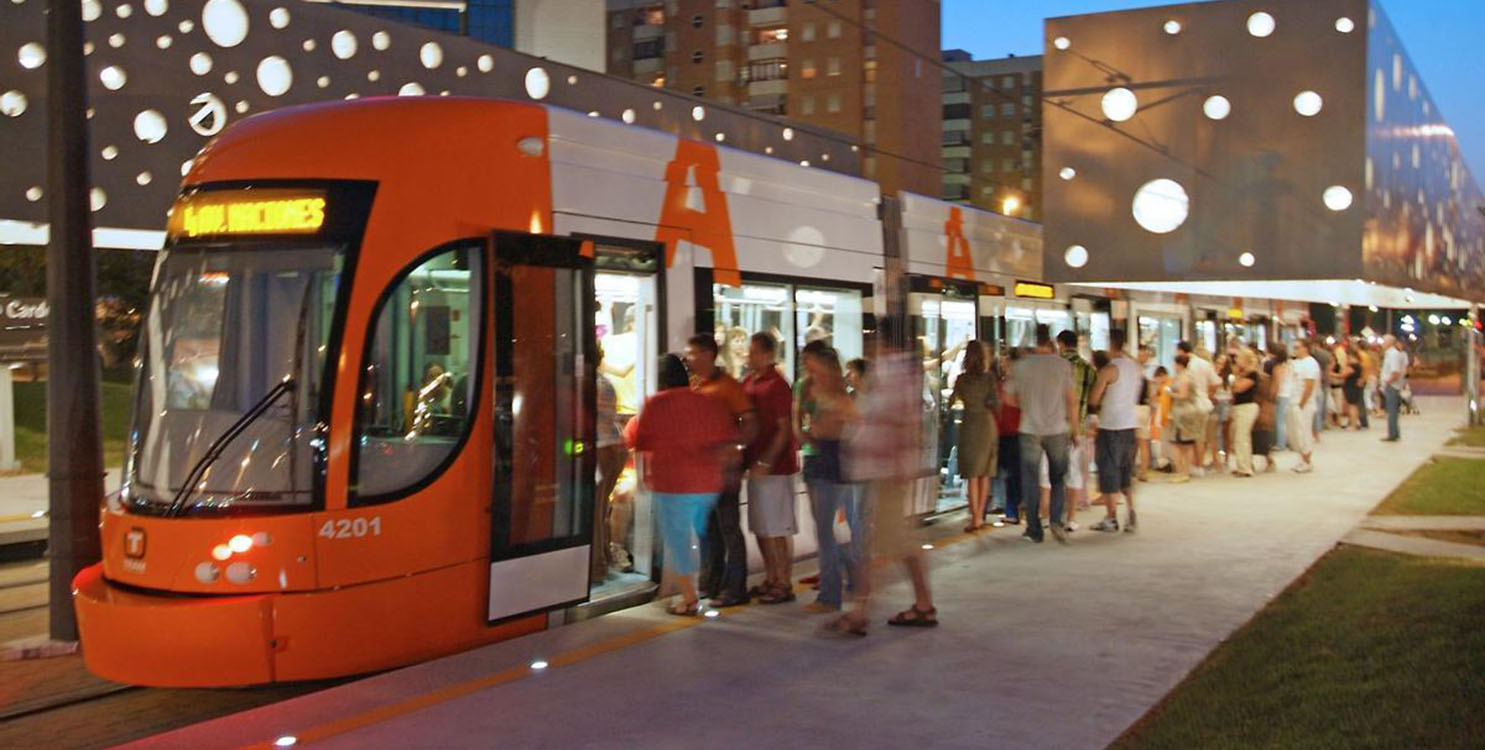 Vuelve a Alicante el Tramnochador, para disfrutar del verano sin preocuparse del coche