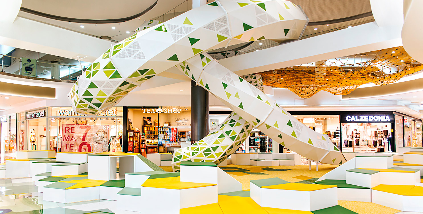 Interior del Centro Comercial L'Aljub de Elche.