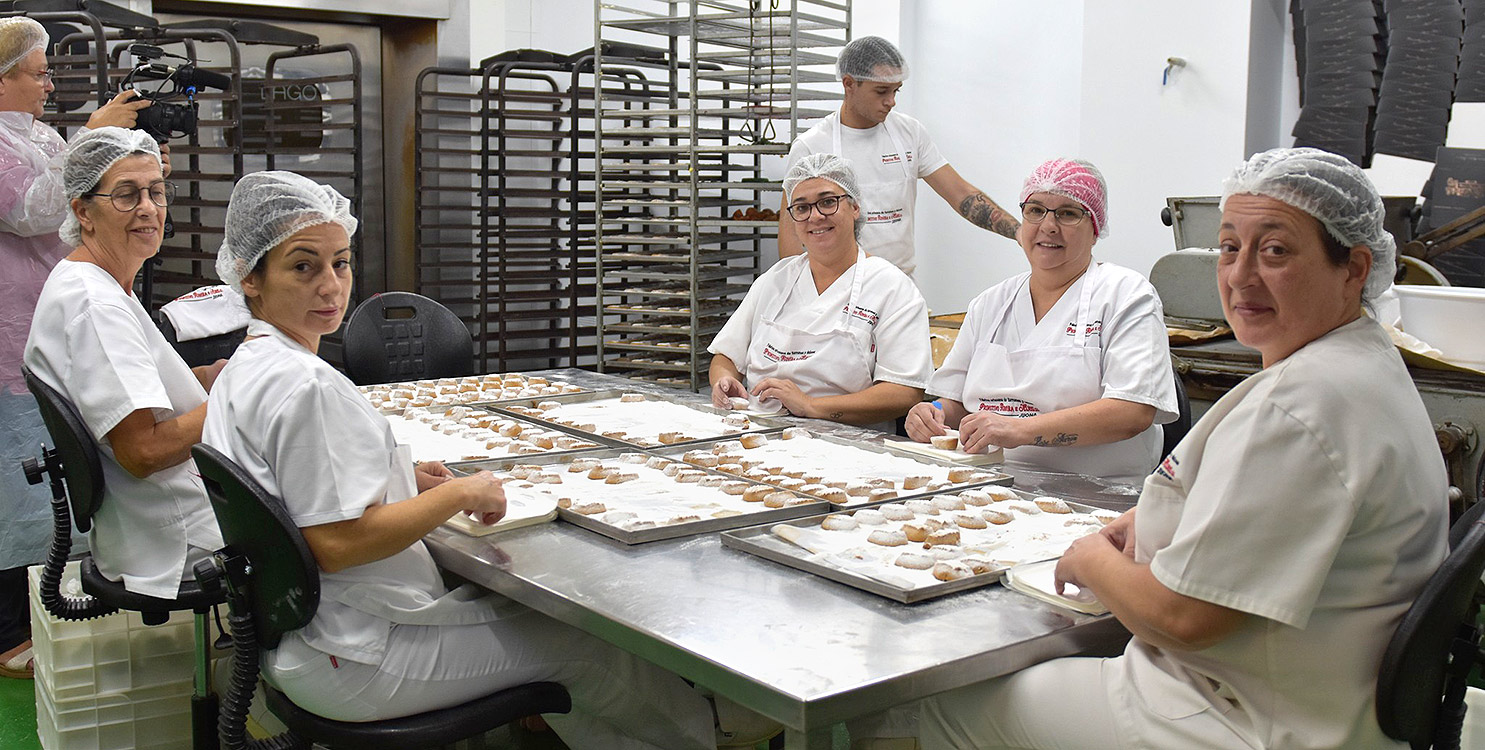 Trabajadoras de una fábrica de turrón.