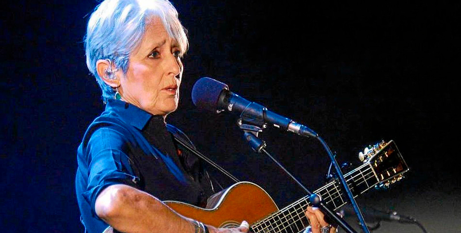 Joan Baez, durante uno de sus conciertos.