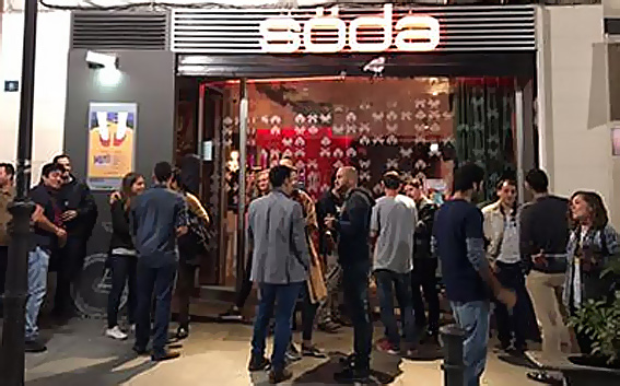 "Espacio Disponible" en Söda Bar.