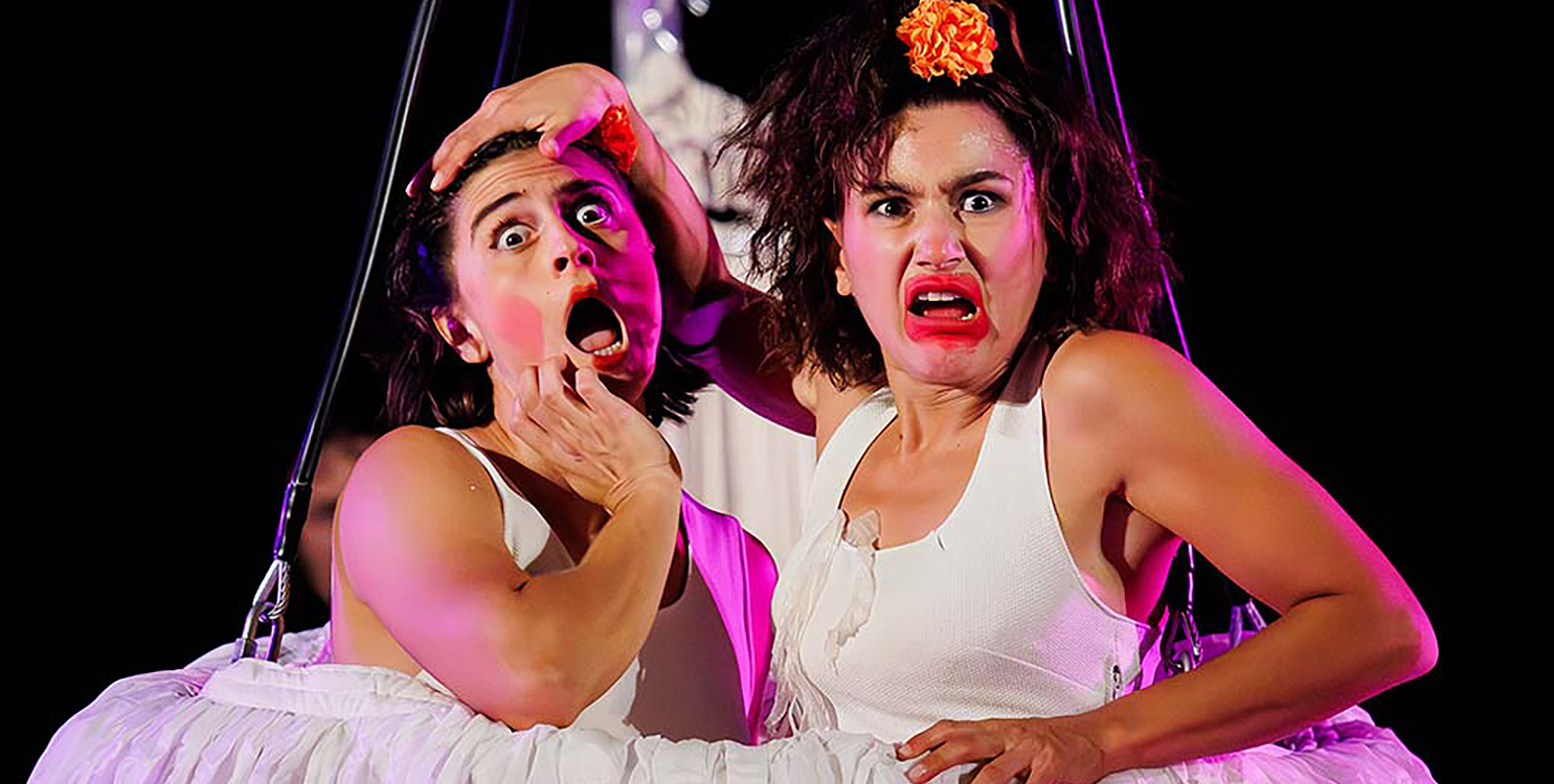 "Faüla" es danza con arnés, multicuerdas, manipulación de objetos, humor y teatro físico.