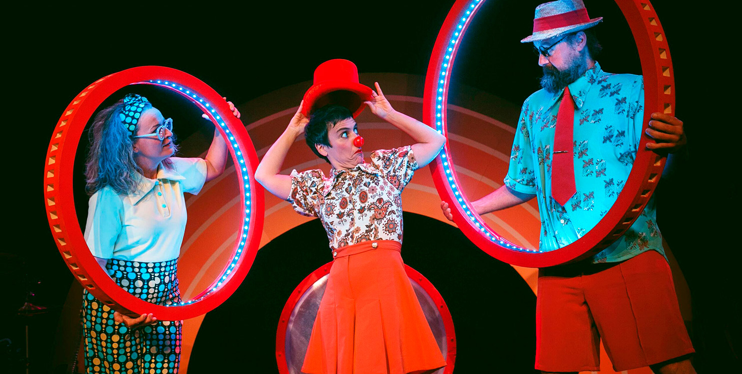 La Chica Charcos en uno de sus divertidos shows.