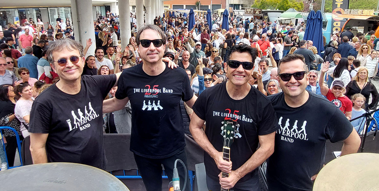 The Liverpool Band tras su actuación del año pasado en la Plaza Séneca.