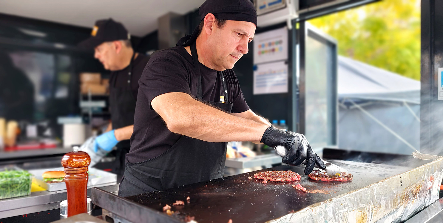 Deliciosas hamburguesas tipo smash con salsas especiales: pepinillos, trufa...