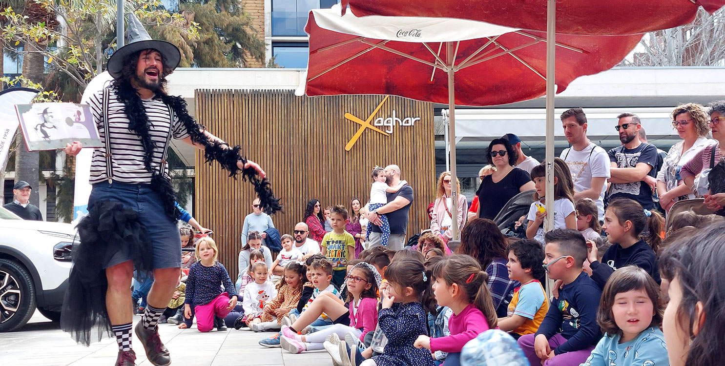 Alexandre Morera, durante su cuentacuentos del Elda Street Market 2024.