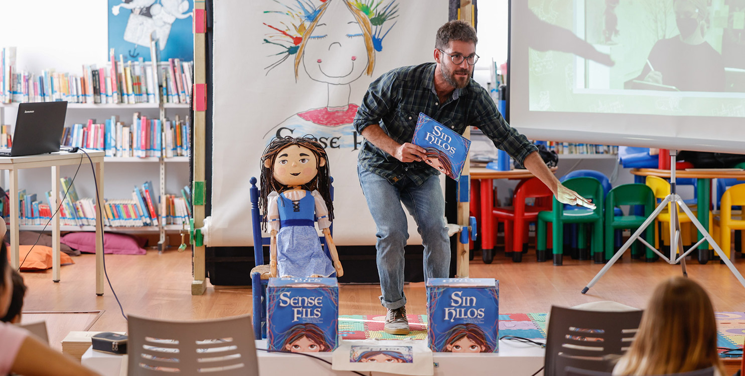 Presentación de "Sense fils" en una biblioteca infantil.
