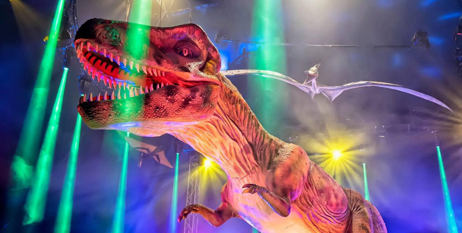 El gran Tiranosaurus Rex destaca entre los demás dinosaurios.